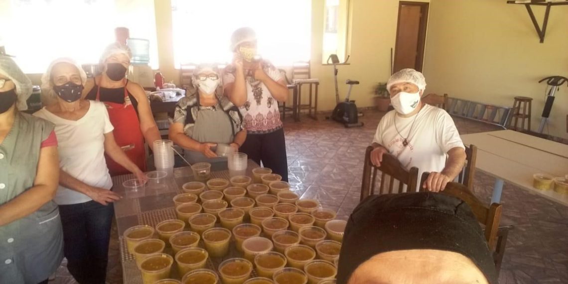 Projetos sociais arrecadam doces e brinquedos para o dia das crianças em Poços de Caldas