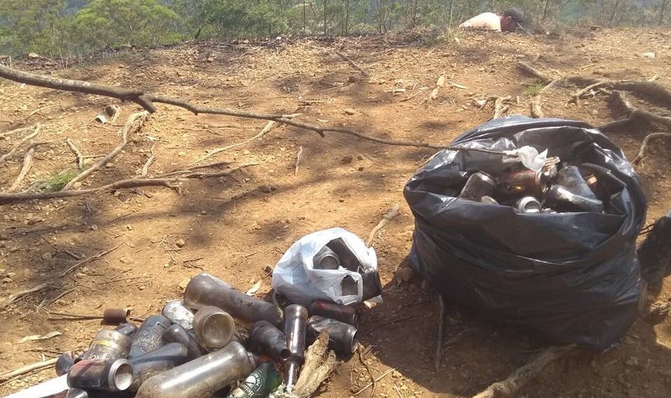 Pilotos do Clube de Voo Livre recolhem lixos deixados na Serra de São Domingos