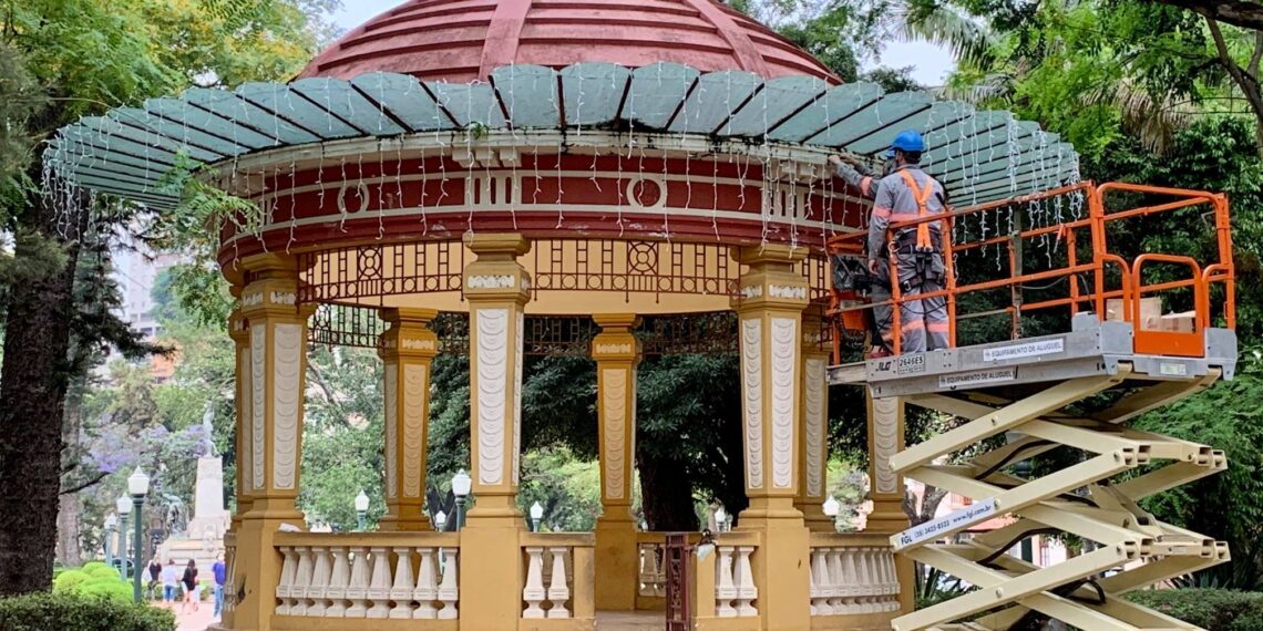 Decoração de Natal começa a ser instalada em Poços de Caldas