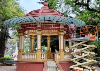 Decoração de Natal começa a ser instalada em Poços de Caldas