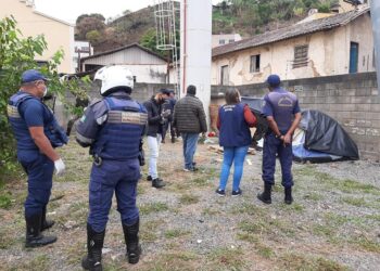 Moradores em situação de rua são retirados de locais de risco