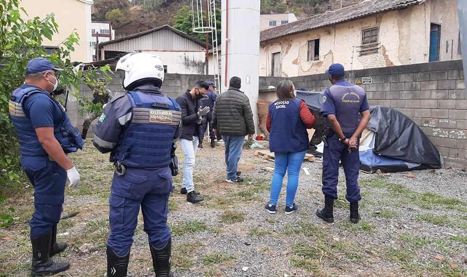 Moradores em situação de rua são retirados de locais de risco