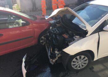 Acidente envolvendo quatro veículos é registrado na zona oeste de Poços