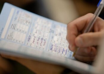 Apresentação de caderneta de saúde da criança no ato da matrícula escolar é obrigatória em Poços