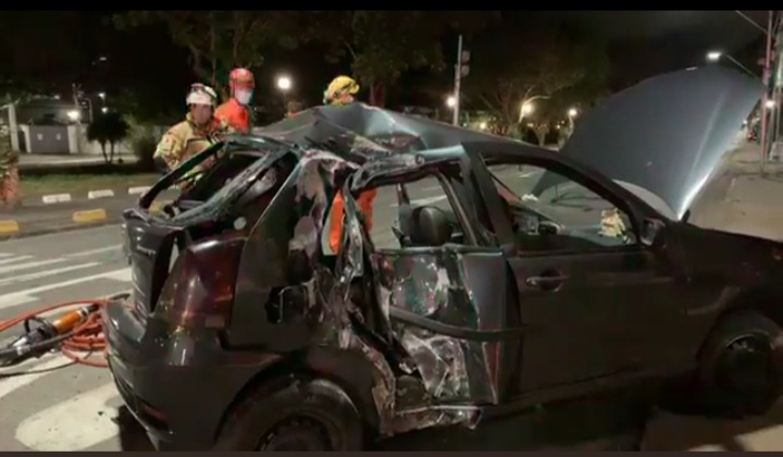 Mulheres ficam presas nas ferragens após acidente na João Pinheiro