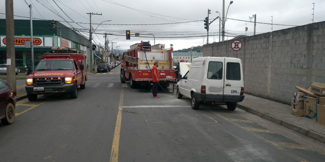 Veículo de entregas pega fogo