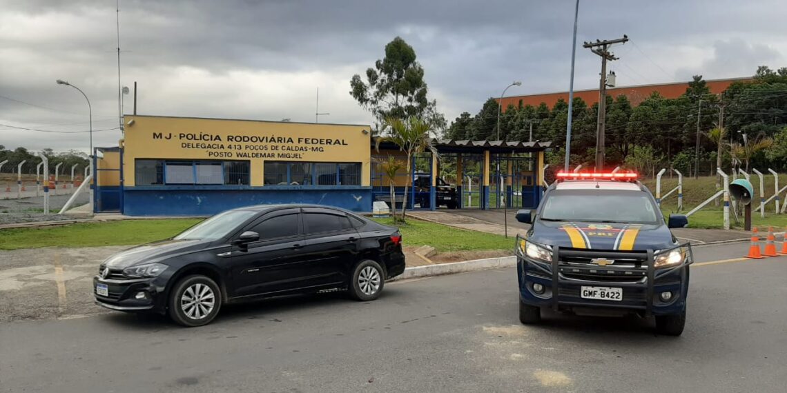 PRF de Poços recupera carro roubado no Rio de Janeiro