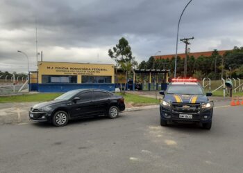 PRF de Poços recupera carro roubado no Rio de Janeiro