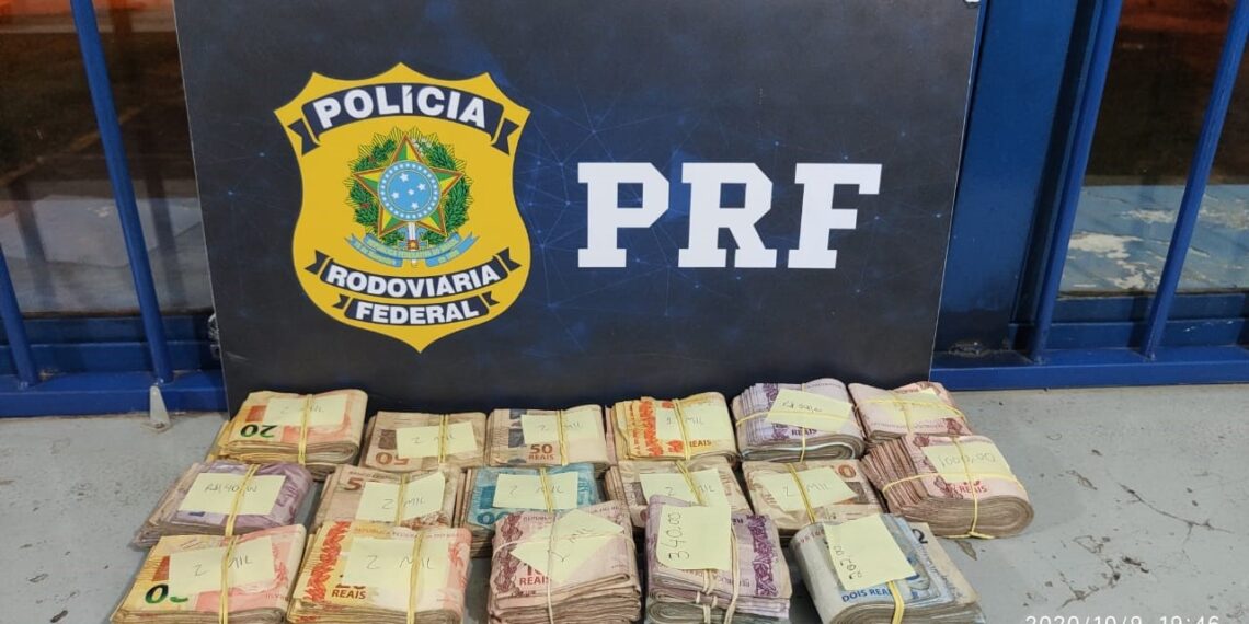 Homem é preso com veículo roubado e mais de 23 mil reais