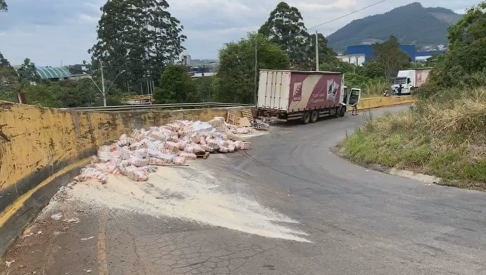 Caminhão carregado com arroz tomba em Poços