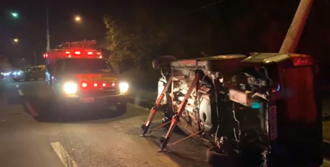 Homem morre após bater camionete em poste em Poços de Caldas