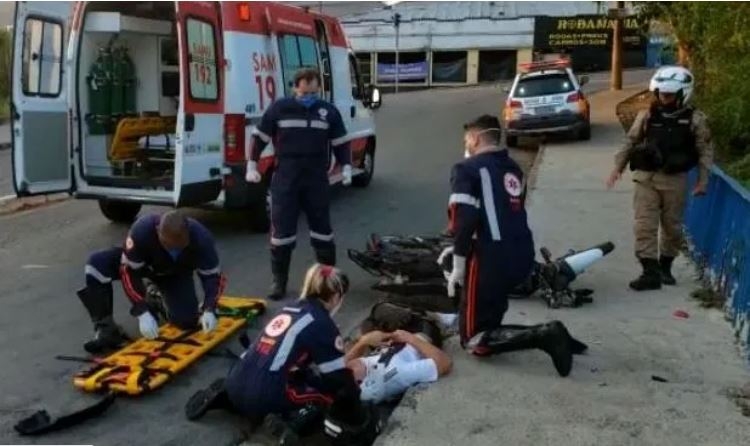 Homem fica ferido após bater em ponte durante perseguição