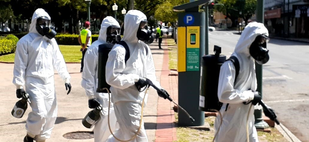 Equipe do Exército Brasileiro desinfecta Praça em Poços de Caldas