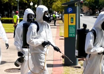 Equipe do Exército Brasileiro desinfecta Praça em Poços de Caldas