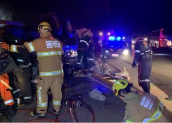 Caminhão tomba e motorista fica preso às ferragens na MGC-146