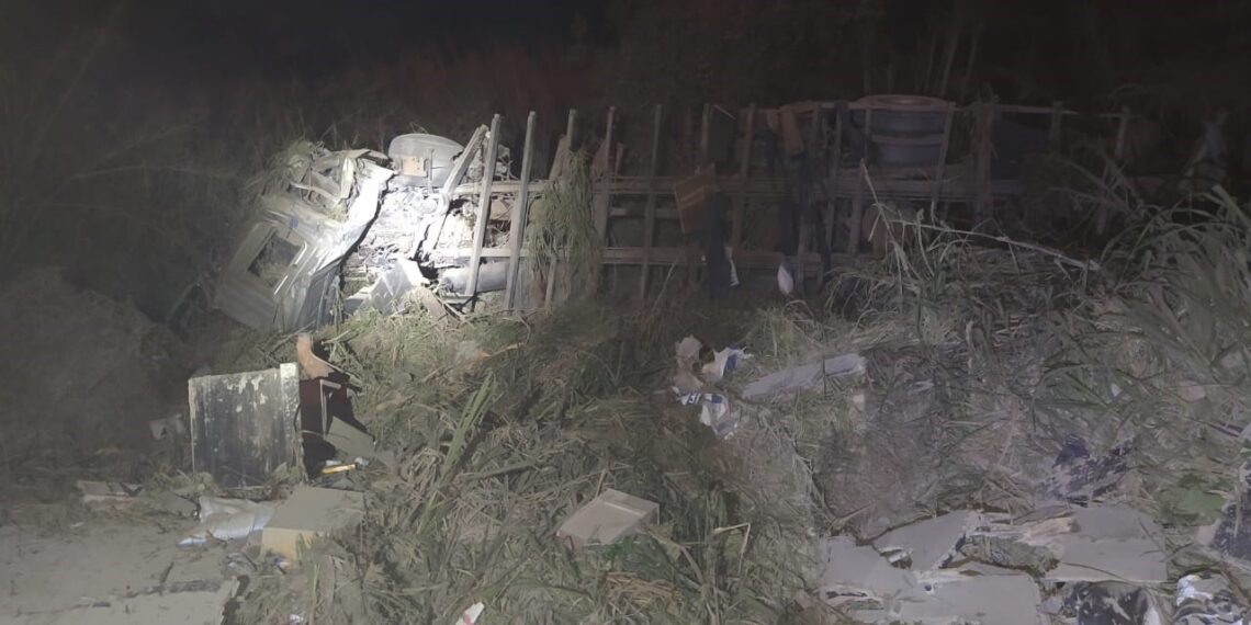 Caminhão tomba e cai em ribanceira, motorista morre