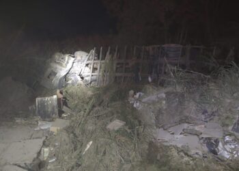 Caminhão tomba e cai em ribanceira, motorista morre