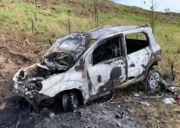 Gestante é socorrida após carro em que ela estava pegar fogo em Poços