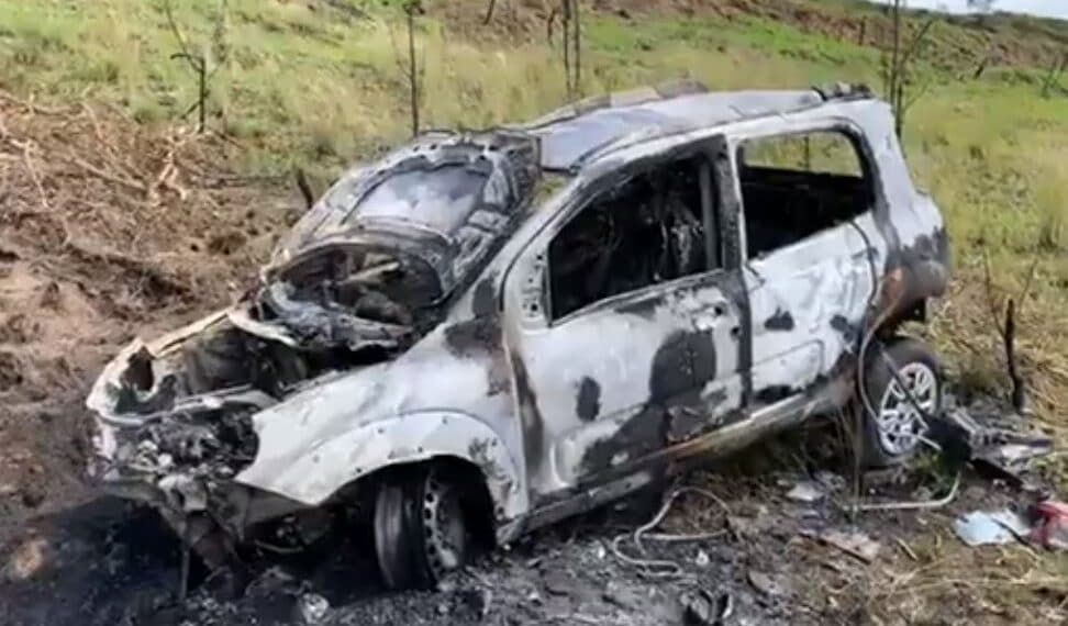 Gestante é socorrida após carro em que ela estava pegar fogo em Poços