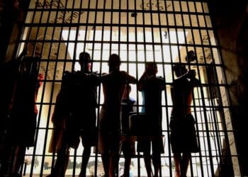 STF concede prisão domiciliar a detentos que têm filhos menores