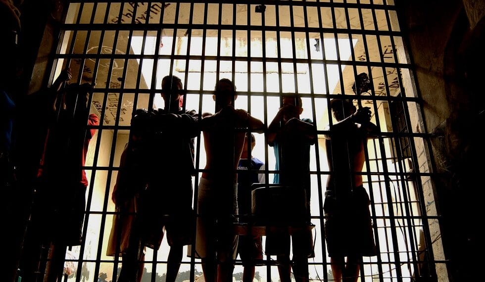 STF concede prisão domiciliar a detentos que têm filhos menores