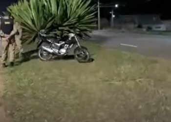 Motociclista fica gravemente ferido após colidir com cavalo na pista