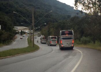 Sem barreiras, controle de vans e ônibus de turismo em Poços passa a ser feito nos hotéis