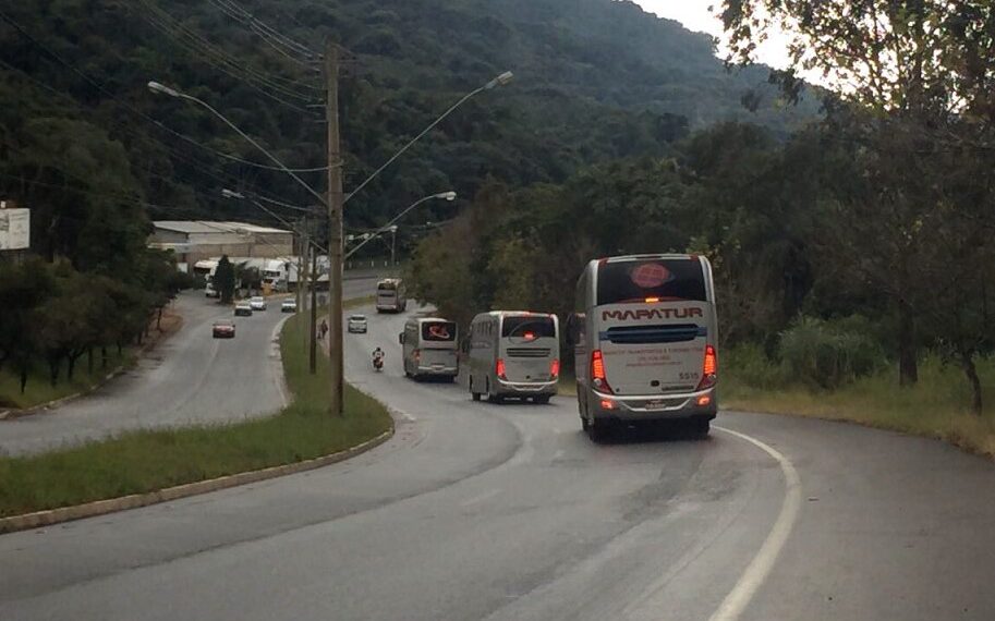 Sem barreiras, controle de vans e ônibus de turismo em Poços passa a ser feito nos hotéis