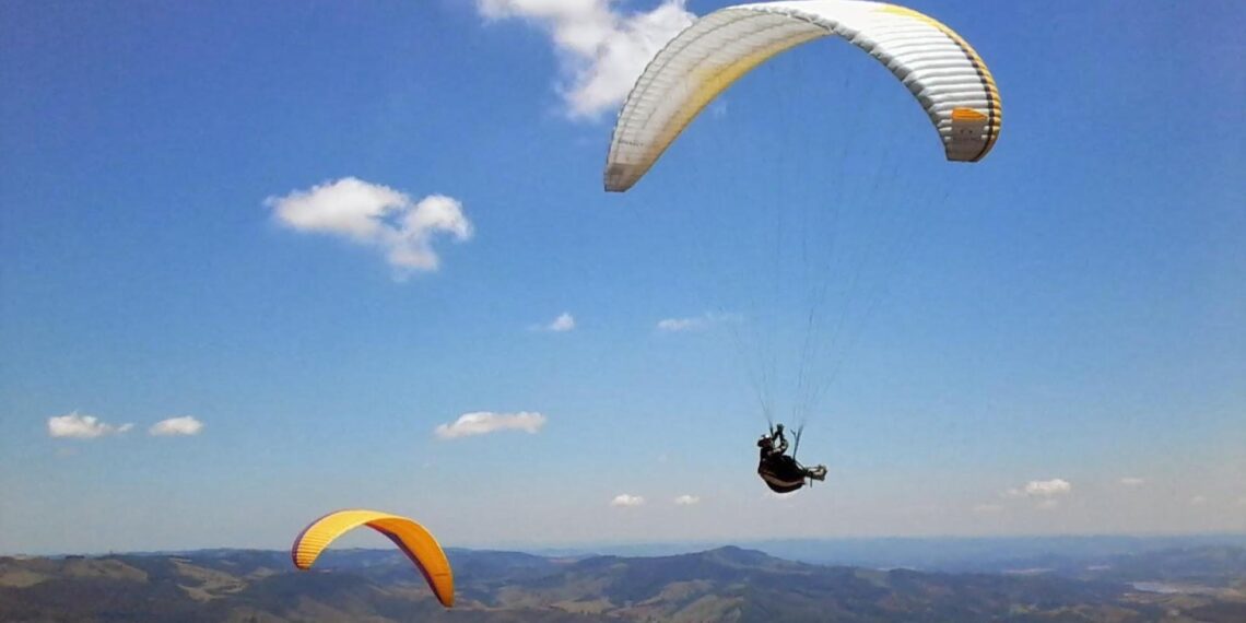 Clube de Voo Livre de Poços arrecada brinquedos e doces para crianças