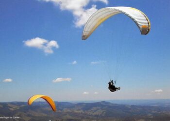 Clube de Voo Livre de Poços arrecada brinquedos e doces para crianças