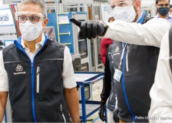 Durante visita a empresa alemã instalada em Poços, Zema destaca retomada econômica no estado