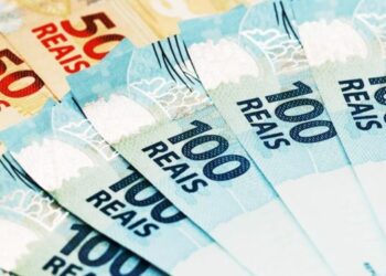 Vai receber o 13º salário? Economista dá dicas de como usá-lo