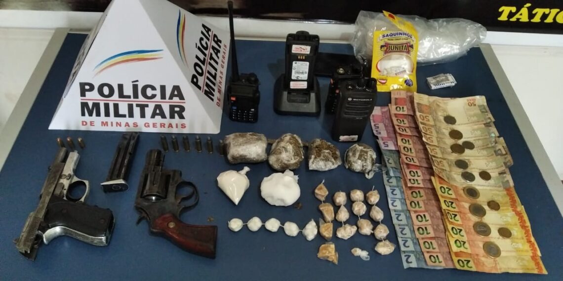 PM apreende drogas, armas e prende traficante com tornozeleira eletrônica em Poços