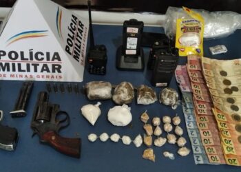 PM apreende drogas, armas e prende traficante com tornozeleira eletrônica em Poços