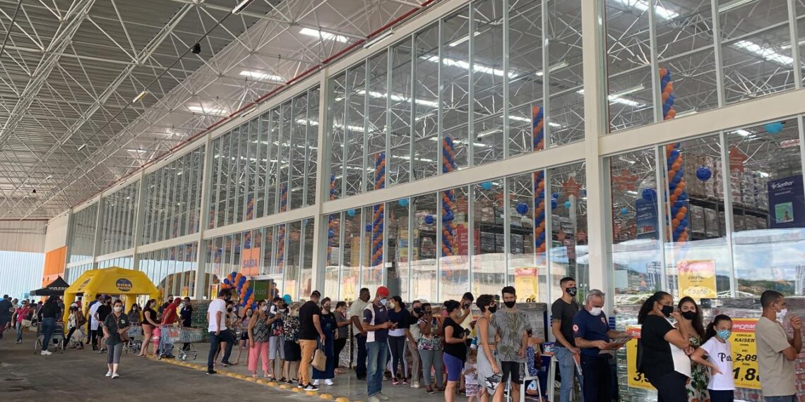 Inauguração do Economart atrai centenas de consumidores em Poços de Caldas