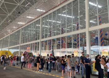 Inauguração do Economart atrai centenas de consumidores em Poços de Caldas