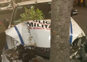 Perseguição resulta em acidente com viatura policial e motociclista