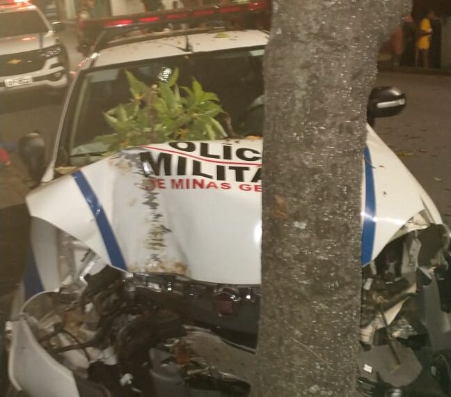 Perseguição resulta em acidente com viatura policial e motociclista