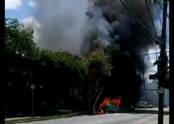 Carro pega fogo na Avenida João Pinheiro
