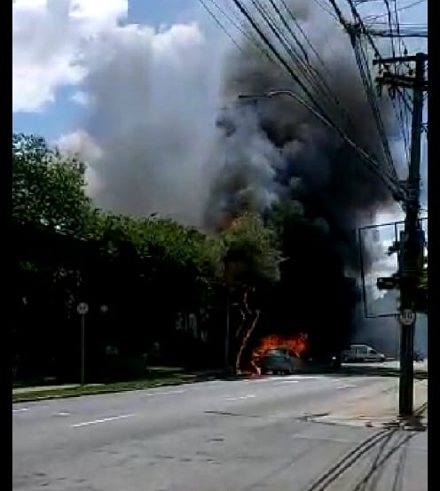Carro pega fogo na Avenida João Pinheiro
