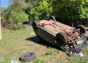 Carro capota na Avenida Mansur Frayha em Poços de Caldas