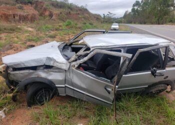 Carro fica destruído após acidente na BR-267