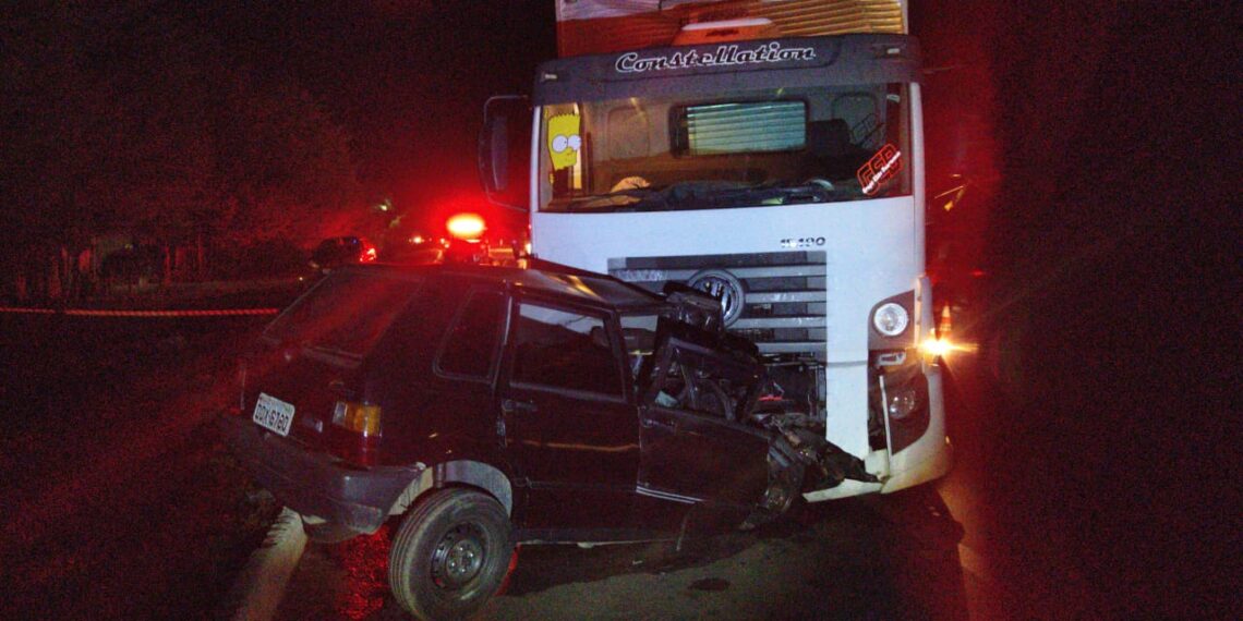 Acidente entre carro e caminhão deixa uma pessoa morta na BR-459