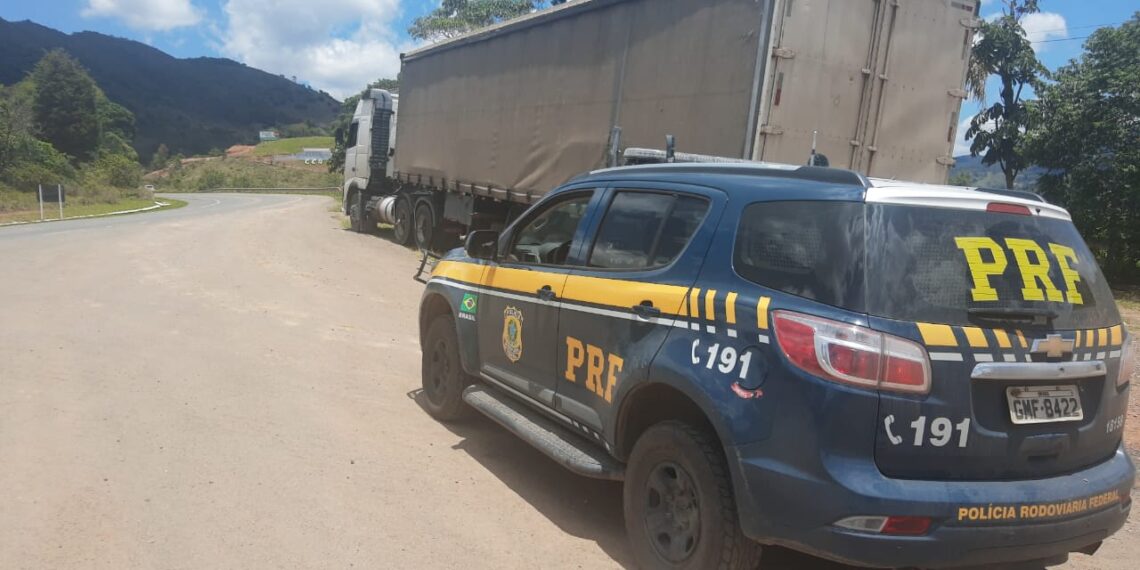 Após motorista viver momentos de terror, PRF de Poços recupera carreta roubada