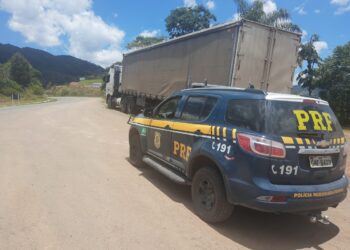 Após motorista viver momentos de terror, PRF de Poços recupera carreta roubada