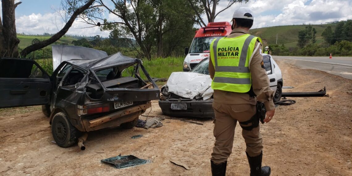 Acidente entre dois carros faz sete vítimas em Poços