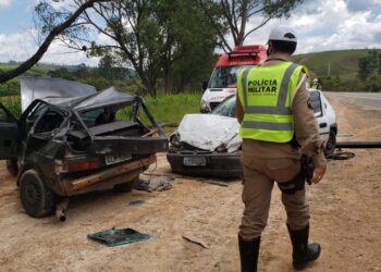 Acidente entre dois carros faz sete vítimas em Poços