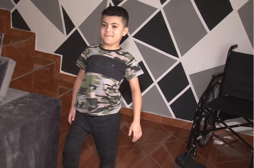 Menino diagnosticado com doença rara precisa de ajuda para realizar tratamento