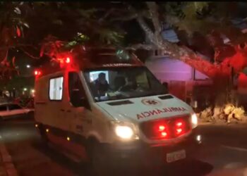 Motorista perde o controle do carro e bate em árvore em Poços de Caldas