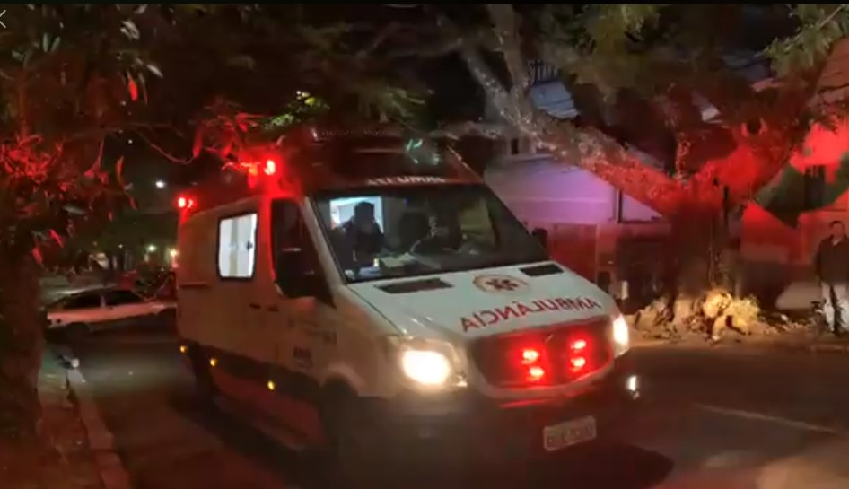 Motorista perde o controle do carro e bate em árvore em Poços de Caldas